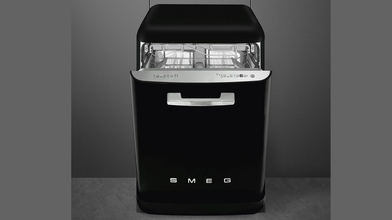 SMEG Stand-Geschirrspüler im Retro Look smeg retro stand-geschirrspüler in schwarz mit leicht geöffneter tür vor einem dunklen hintergrund
