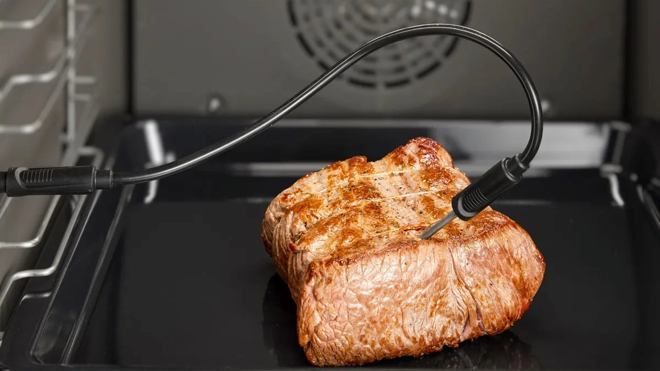 Bosch Backofen mit Bratenthermometer Bosch Bratenthermometer im Fleisch im Backofen