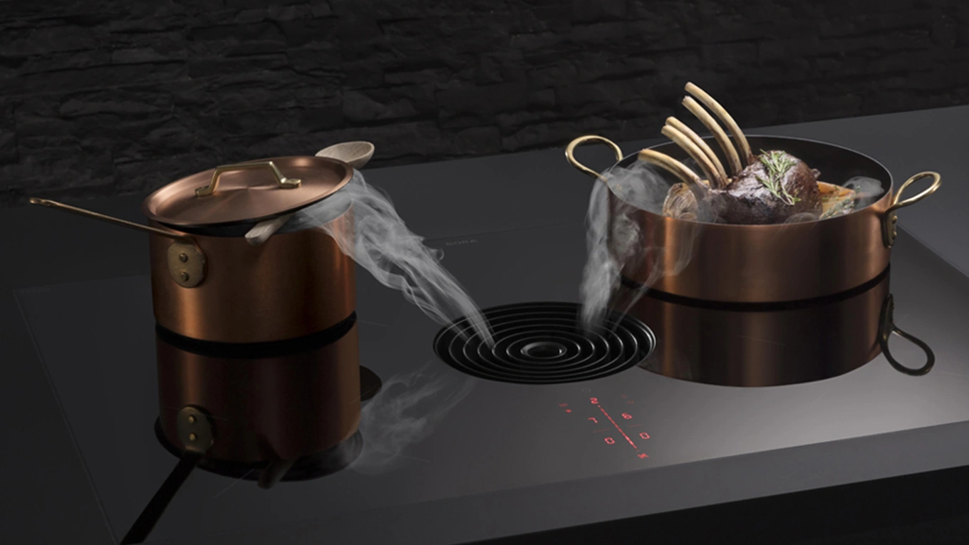 BORA Pure Kochfeld mit Abzug bora pure kochfeld in dunkler kulisse mit kupfertöpfen und dampf