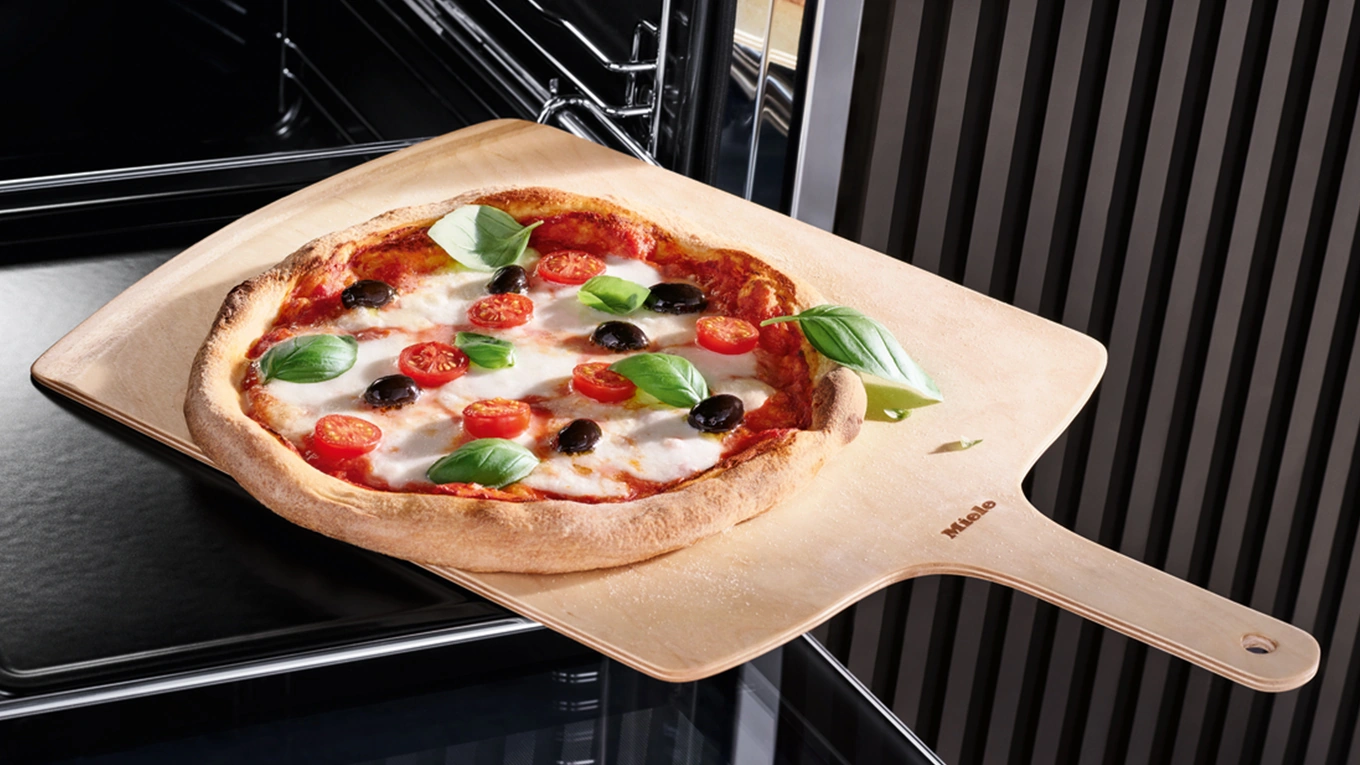 Miele Backstein mit Holzschieber Miele pizza auf einem holzschieber
