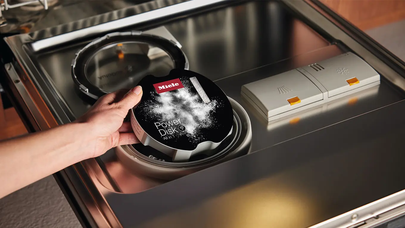 Miele PowerDisk wird in den geschirrspüler gelegt