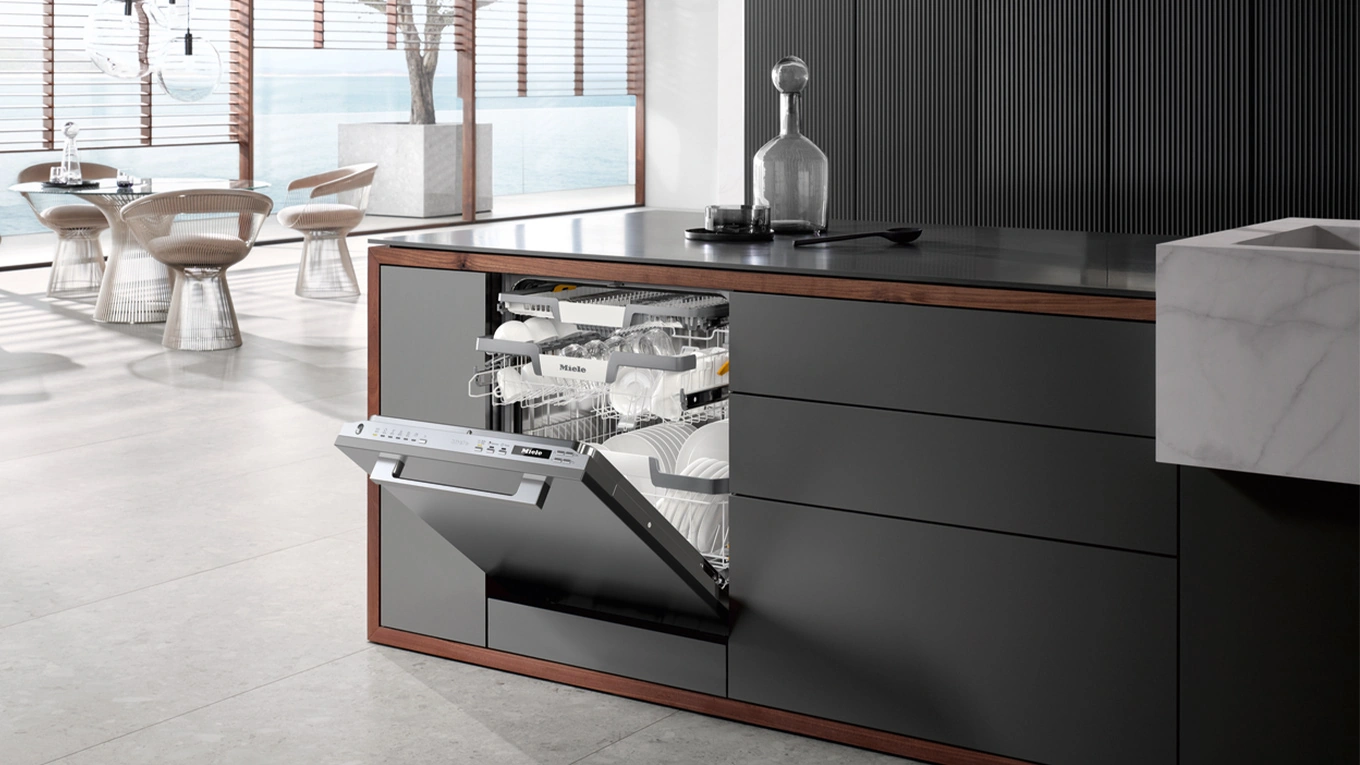 Miele G 7160 SCVi AutoDos Geschirrspüler Vollintegrierter Miele G 7160 SCVi AutoDos Geschirrspüler in einer dunklen Kochinsel