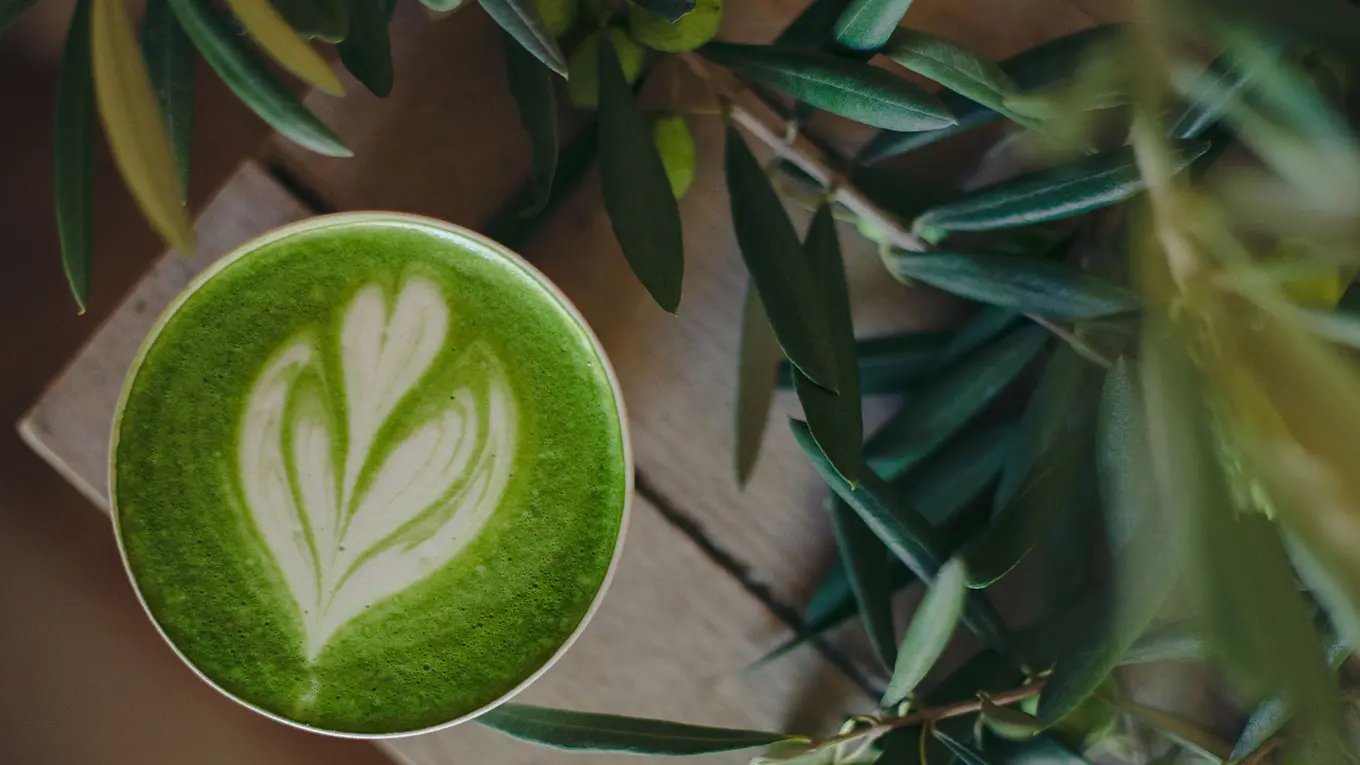Matcha Latte mit milchschaum herz
