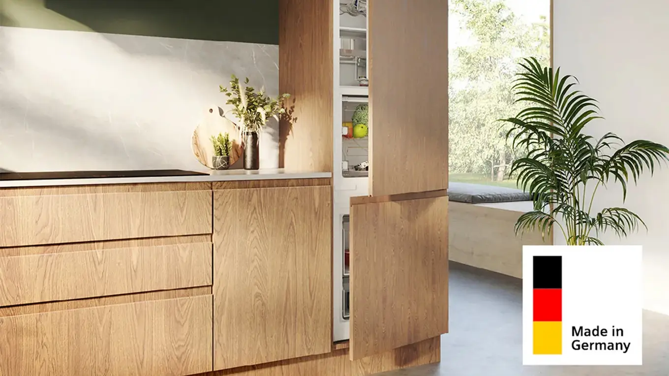 Made in germany logo neben einem siemens einbaukühlschrank