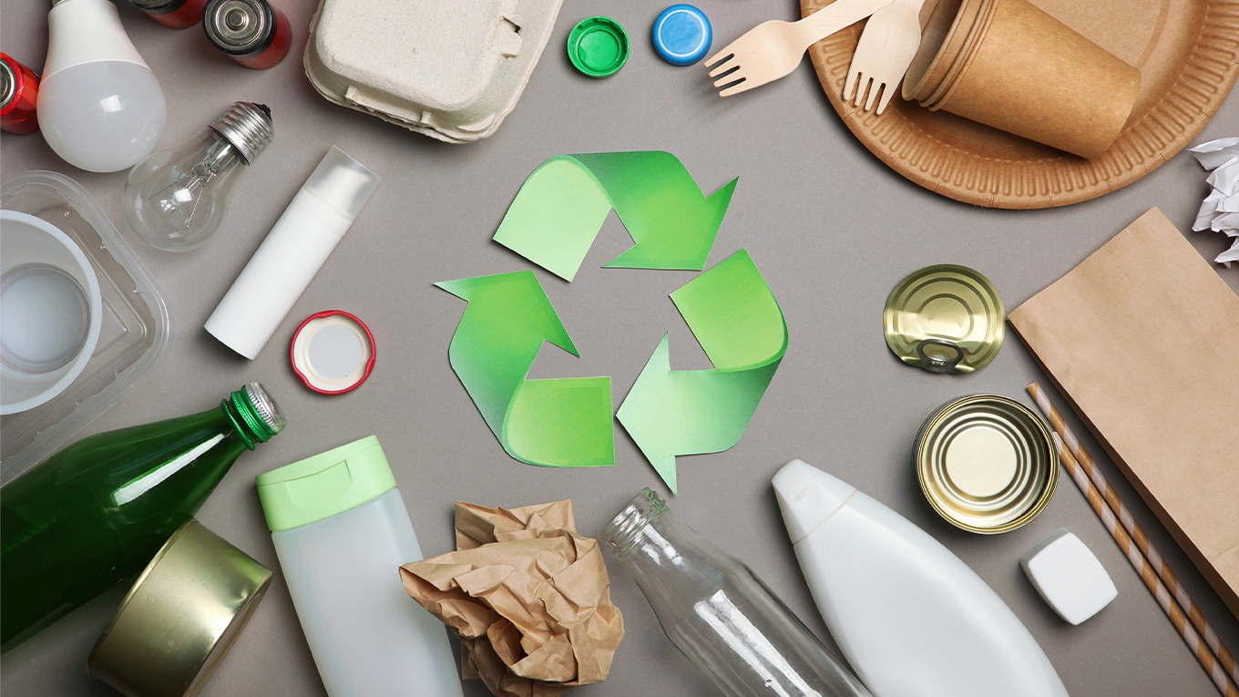 grünes recycling zeichen mithaushaltsmüll rundherum