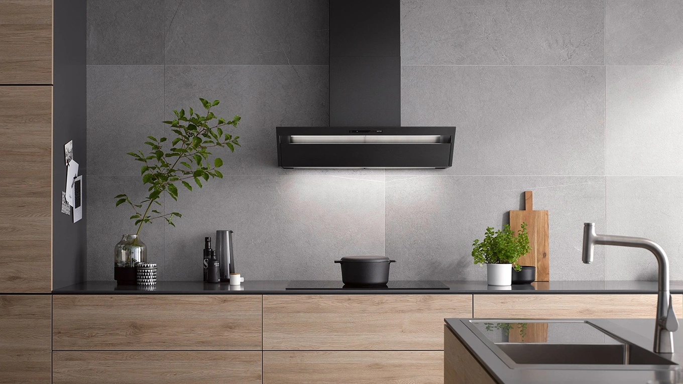 berbel formline dunstabzugshaube für die wand in schwarz berbel formline dunstabzugshaube für die wand in schwarz in einer beispielküche aus holz