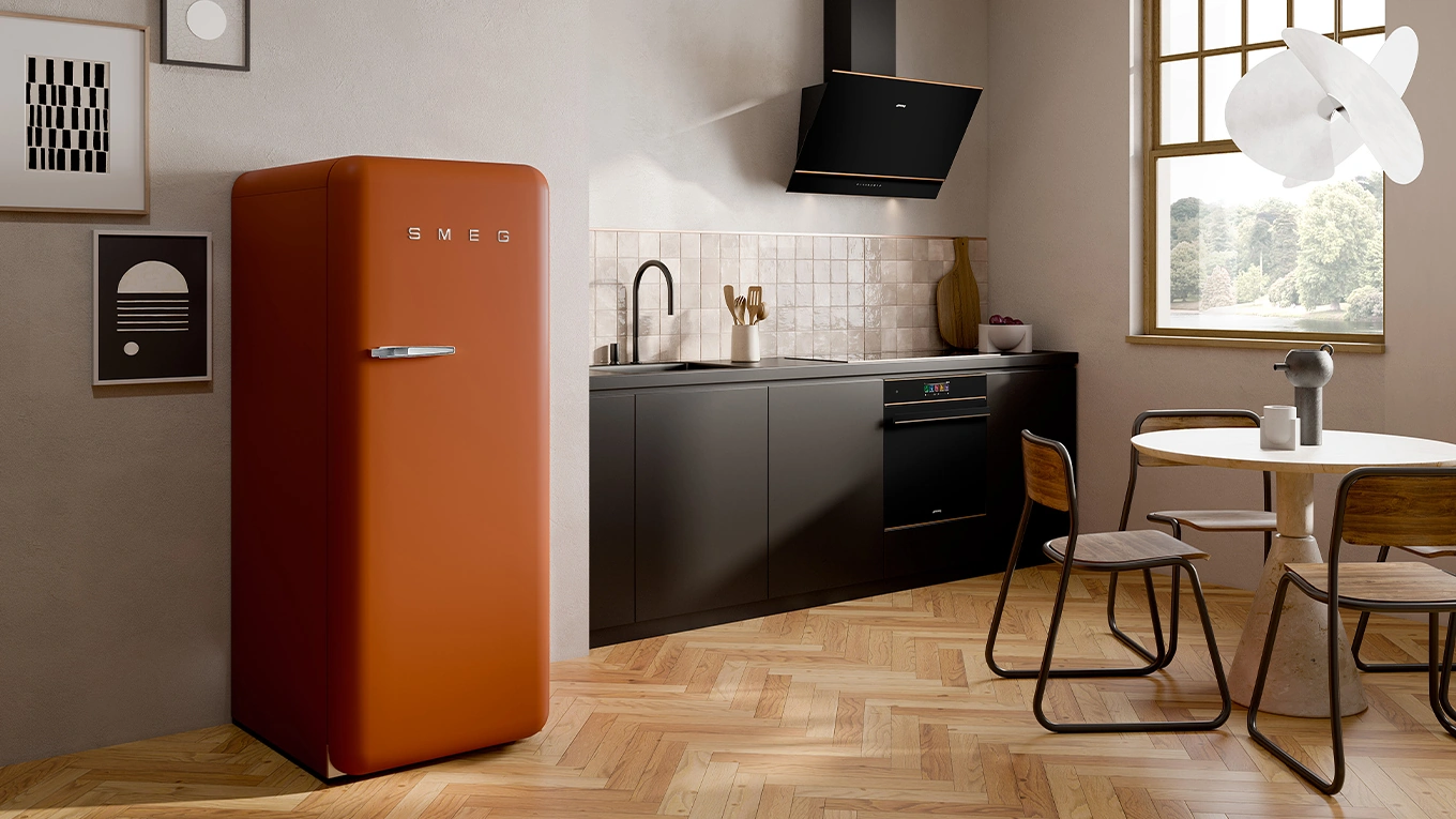 Smeg Fab28 Kühlschrank in rust in einer kleinen küche mit esstisch
