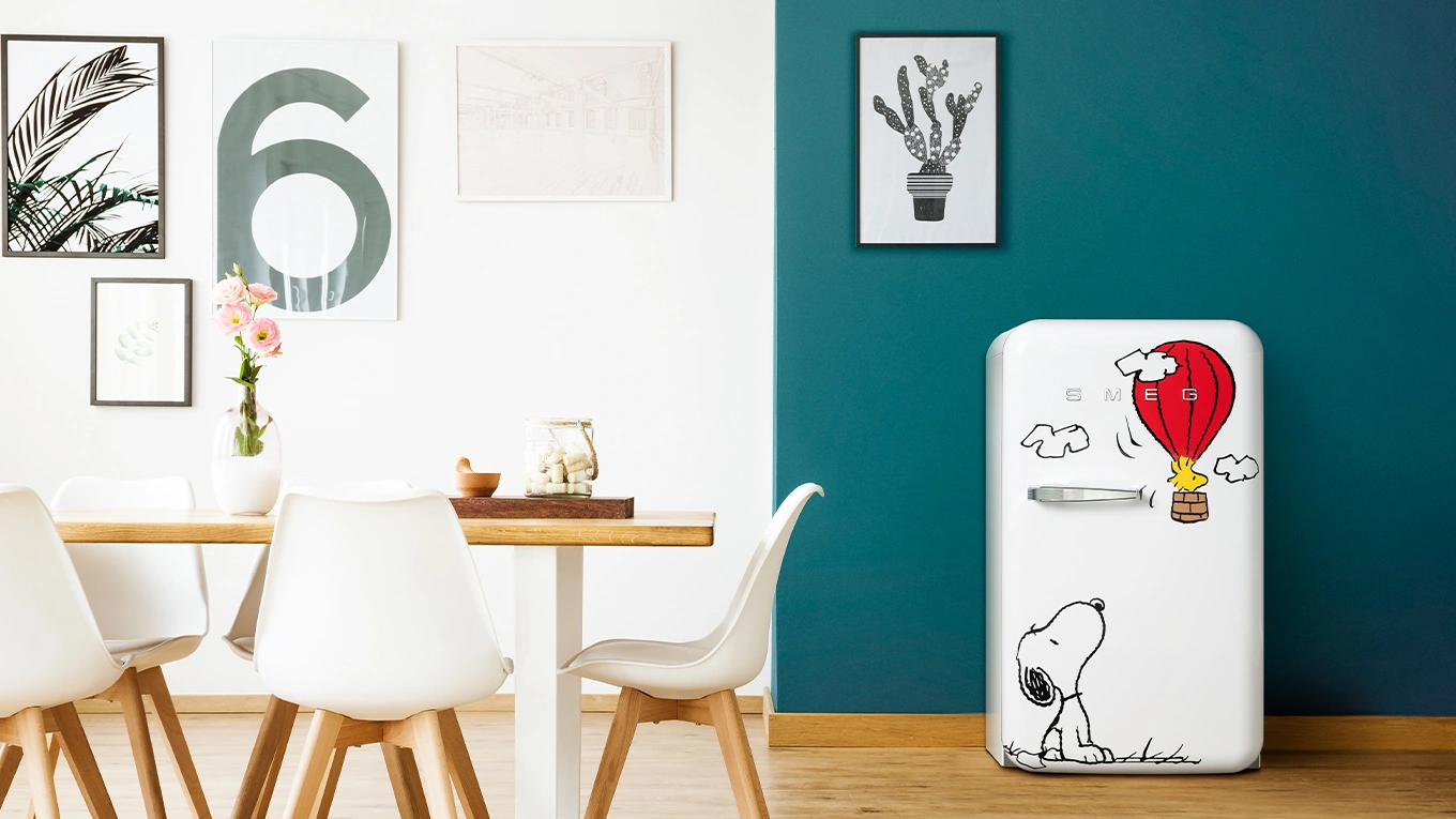 Smeg fab retro Kühlschrank mit Snoopy Motiv