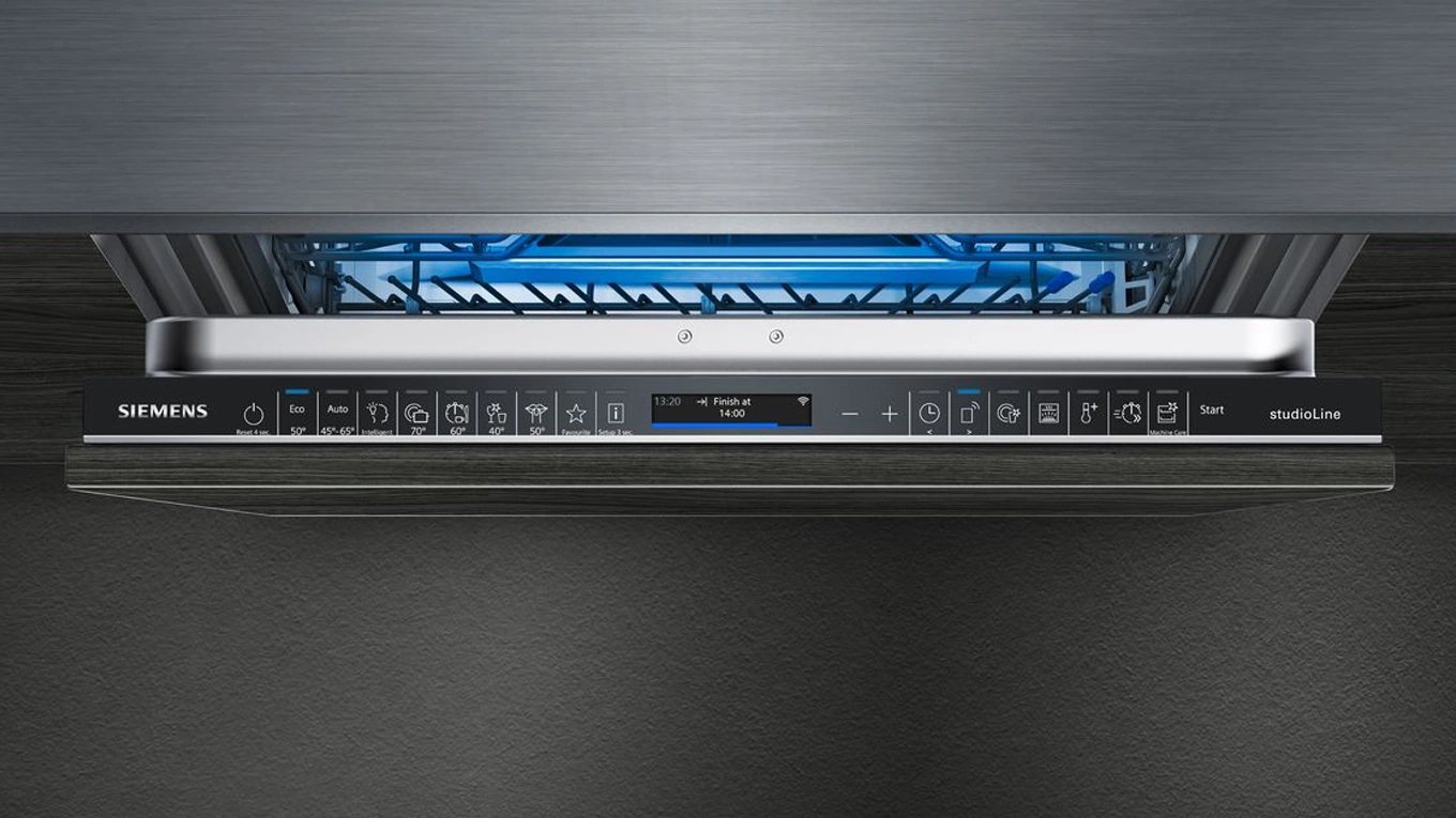 Leicht geöffneter vollintegrierter Geschirrspüler von Siemens mit VarioSpeed Plus und LED Licht in blau