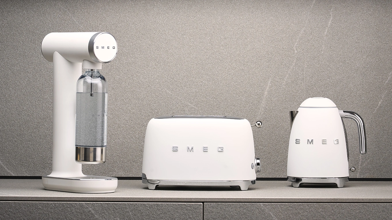 weiße smeg geräte sprudler, toaster und wasserkocher