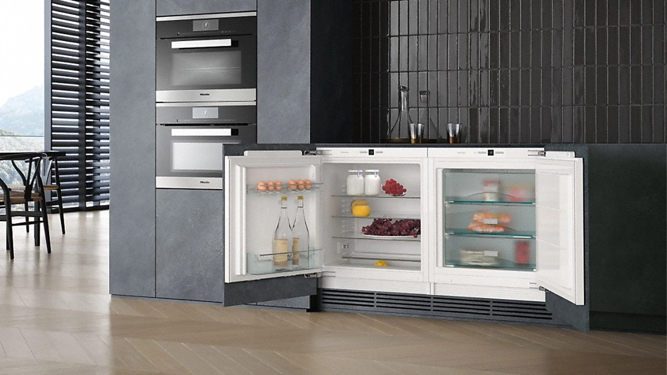 miele unterbau kühlschrank & gefrierschrank miele unterbau kühlschrank und unterbau gefrierschrank mit geöffneten türen in einer küche