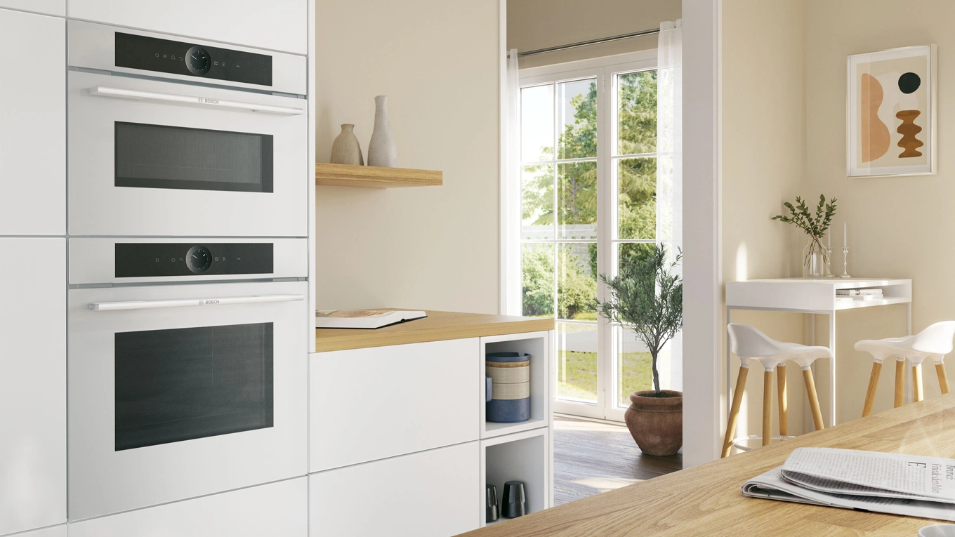 zwei weiße bosch serie 8 backofen in einer weißen küche