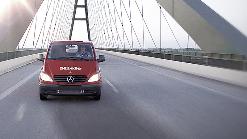 Fahrendes rotes Miele Auto auf einer Brücke als Symbolbild für besten Kundenservice
