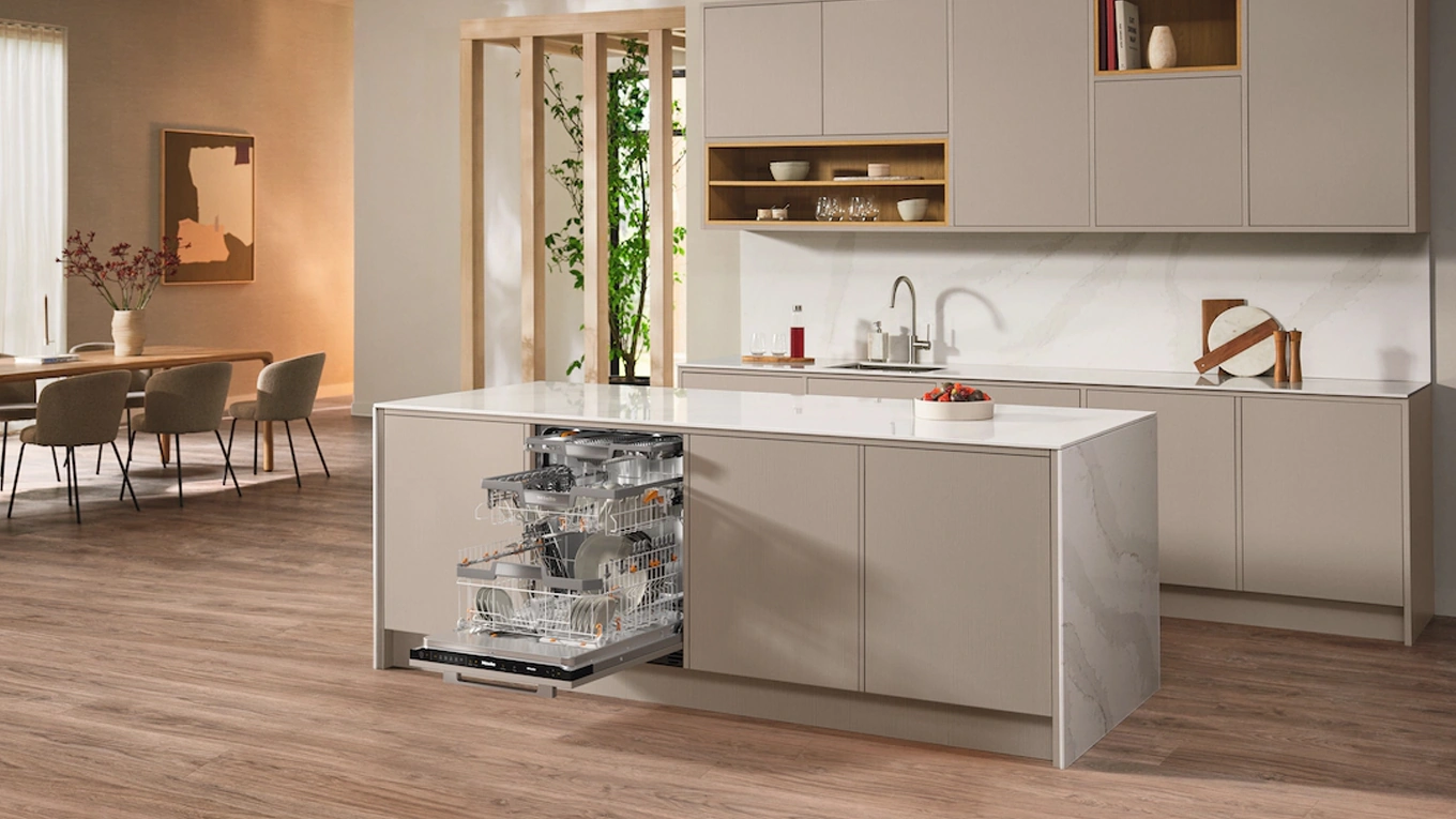 Miele G 7771 SCVi AD 125 Gala Edition Geschirrspüler geöffnet in einer beigen küche mit kochinsel