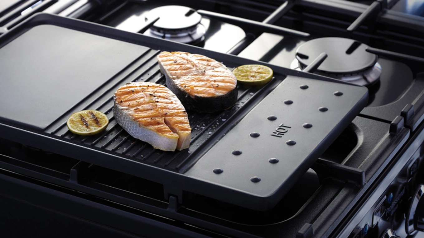 Falcon Multizone Falcon Multizone Kochplatte für Gas Kochfelder mit gebratenem Fisch und Zitronenscheiben drauf