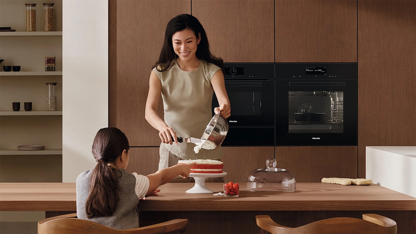 Miele Küche mutter und tochter beim zubereiten einer torte in einer miele küche