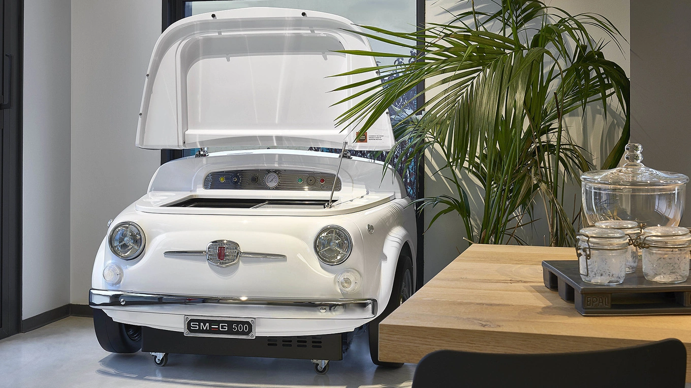 SMEG Fiat 500 Minibar in weiß smeg fiat minibar im auto design in der farbe weiß in einem zuhause