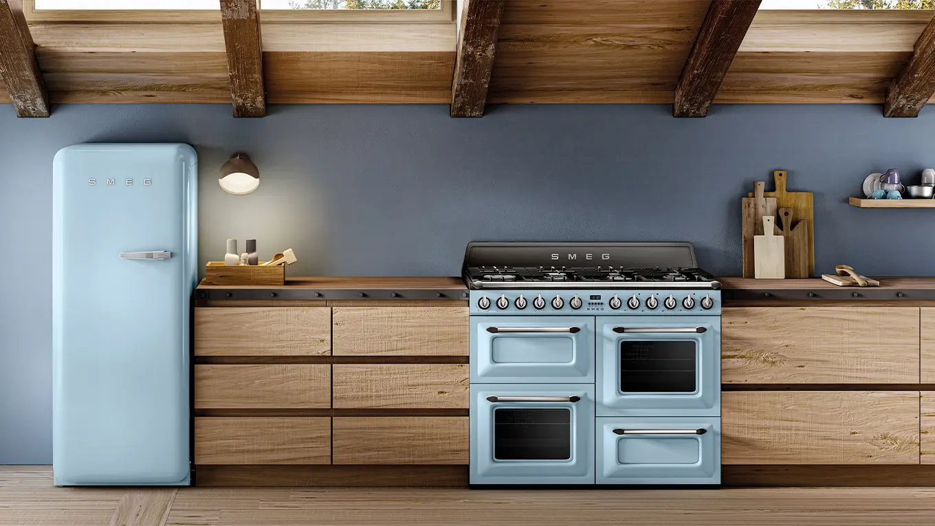 smeg pastellblau kühlschrank und range cooker in einer küche mit holzfronten