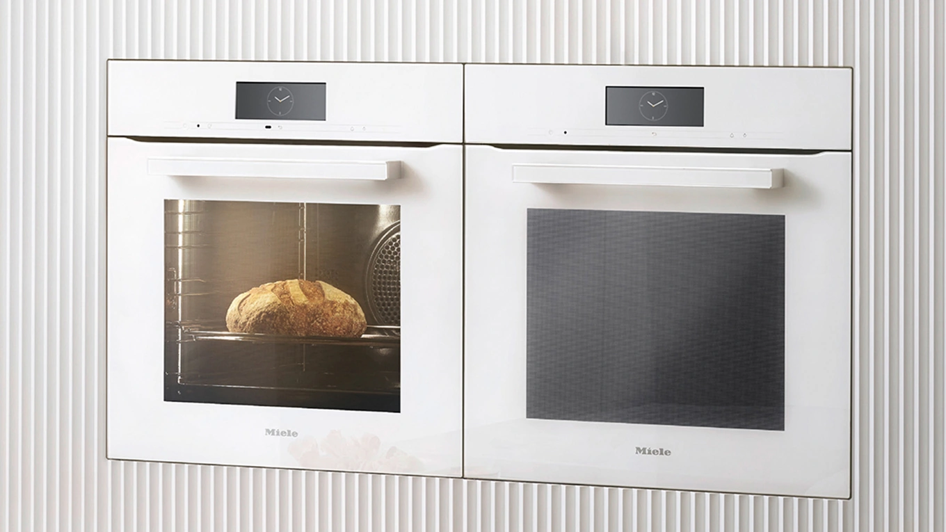 Miele generation 7000 einbaugeräte vitroline weiß Zwei nebeneinander eingebaute Miele generation 7000 einbau-backöfen aus der serie vitroline in weiß
