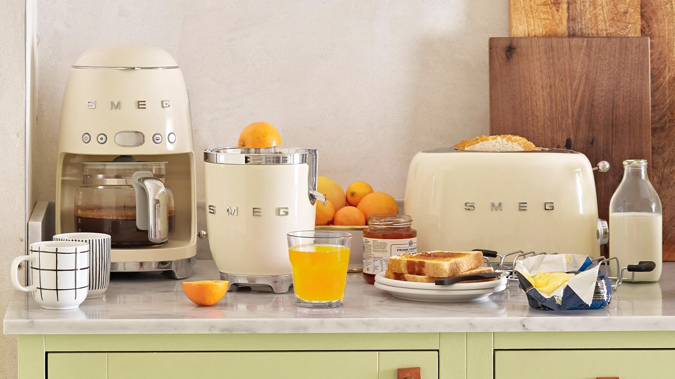 smeg küchenhelfer in creme fürs frühstück