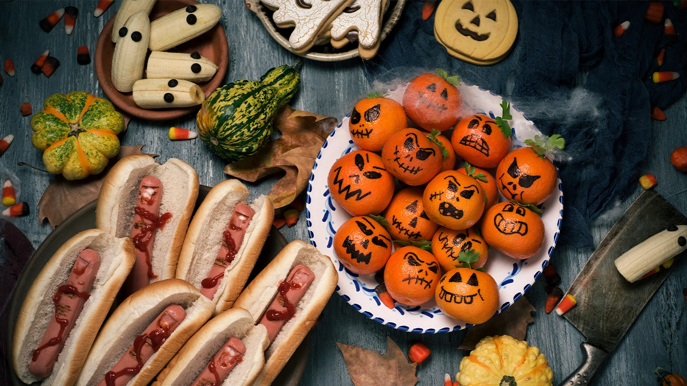 Verschiedenstes Halloween food auf dunklem untergrund