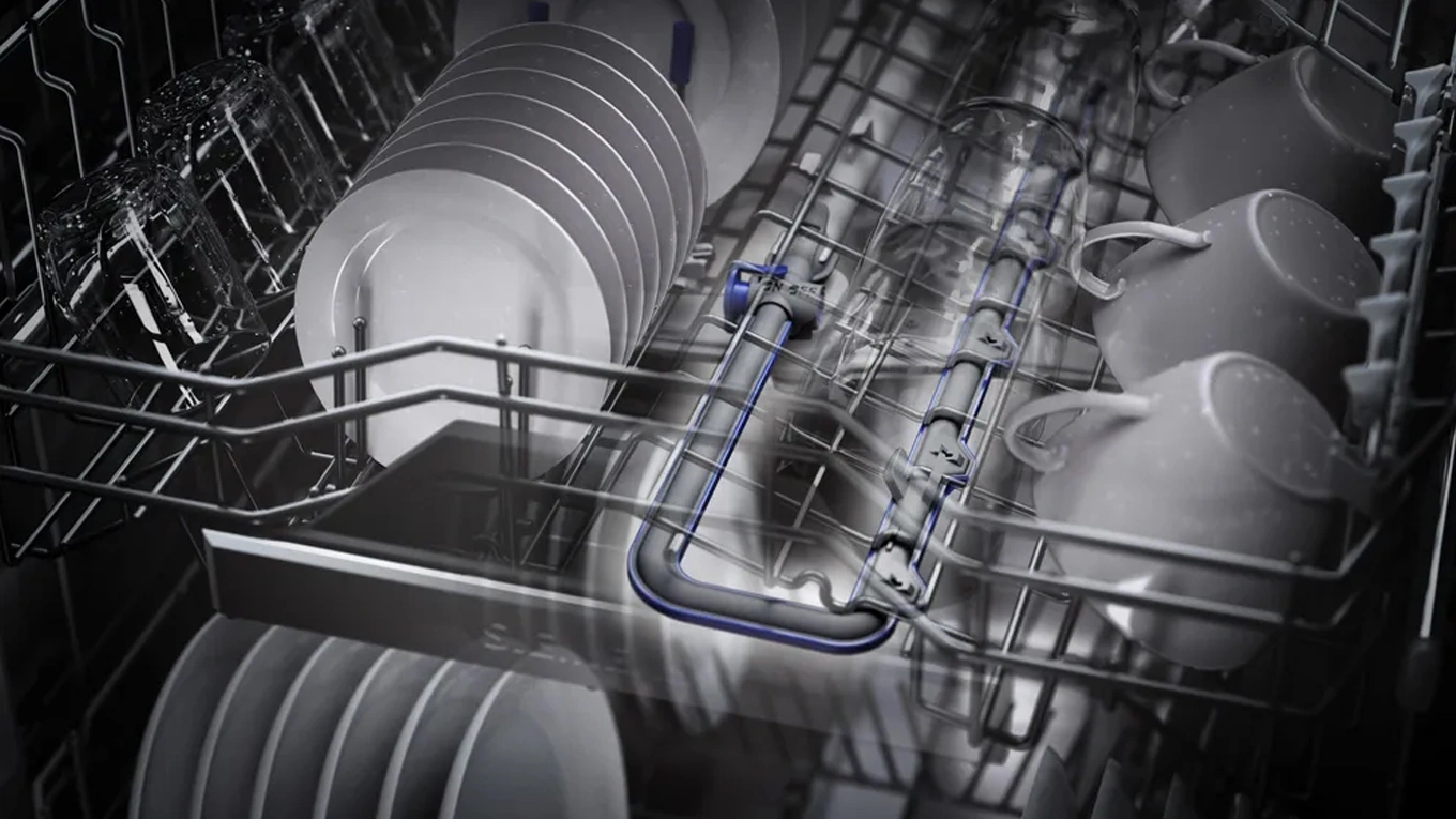 siemens-SN87Y801BE geschirrspüler siemens-SN87Y801BE geschirrspüler innenraum mit tellern und tassen