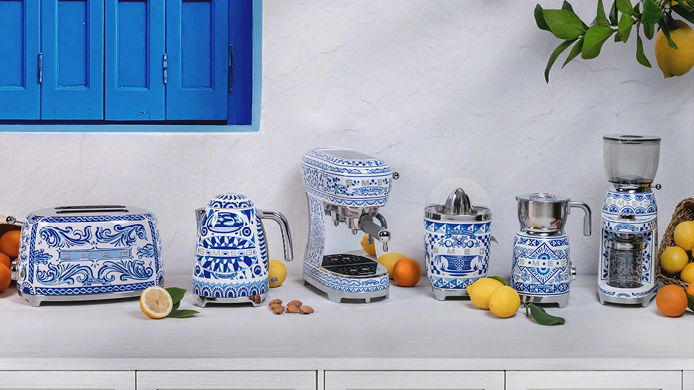smeg dolce & gabbana blue mediterraneo küchenhelfer smeg dolce & gabbana blue mediterraneo küchenhelfer in blau weiß floralem muster im mediterranen stil