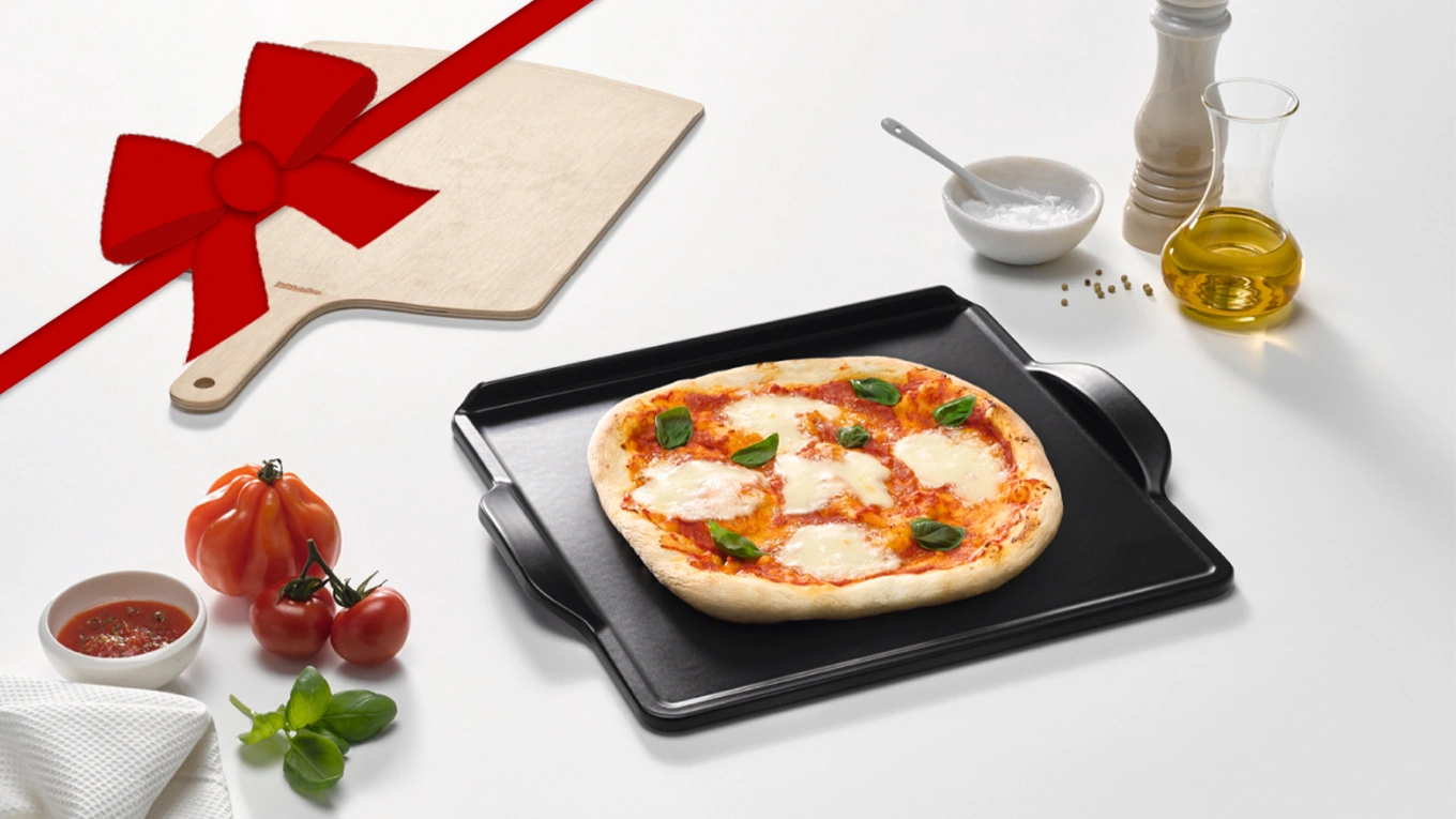 Miele HBS 70 Backstein Miele HBS 70 Backstein in schwarz mit Holz Pizzaschieber und Pizza