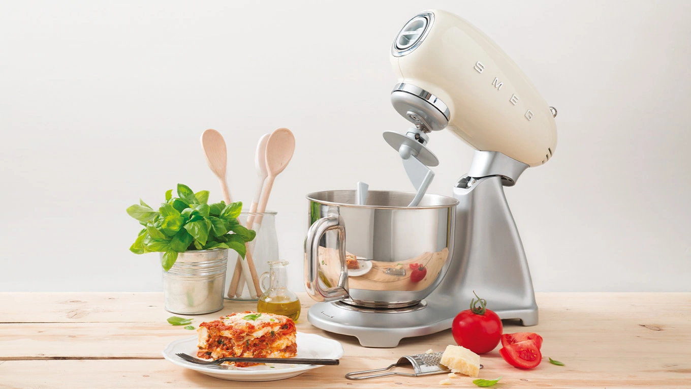 smeg küchenmaschine in creme smeg küchenmaschine in creme für pasta und pizza teig