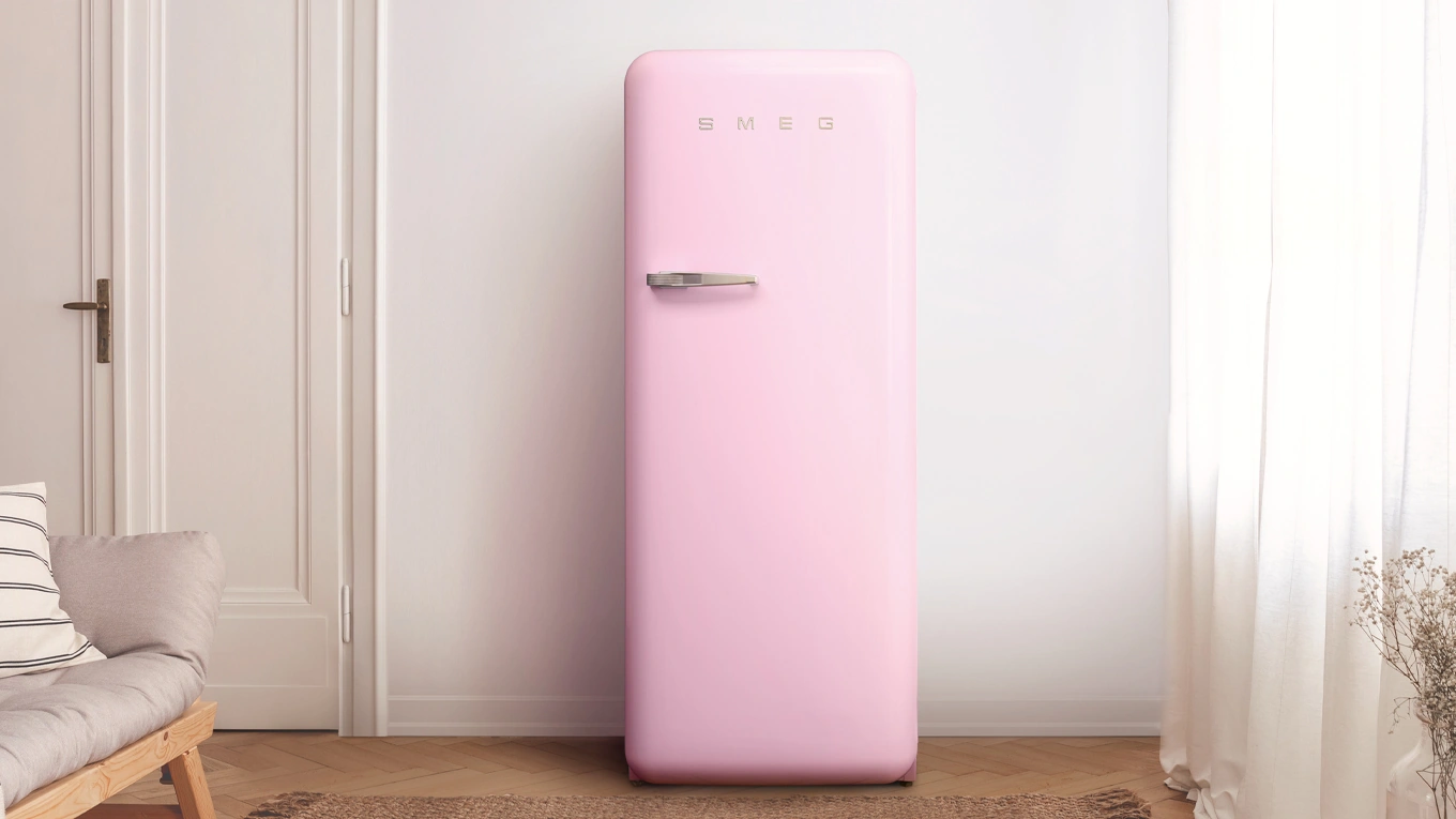 smeg fab28 cadillac pink rosa smeg fab28 standkühlschrank in cadillac pink vor einer weißen wand