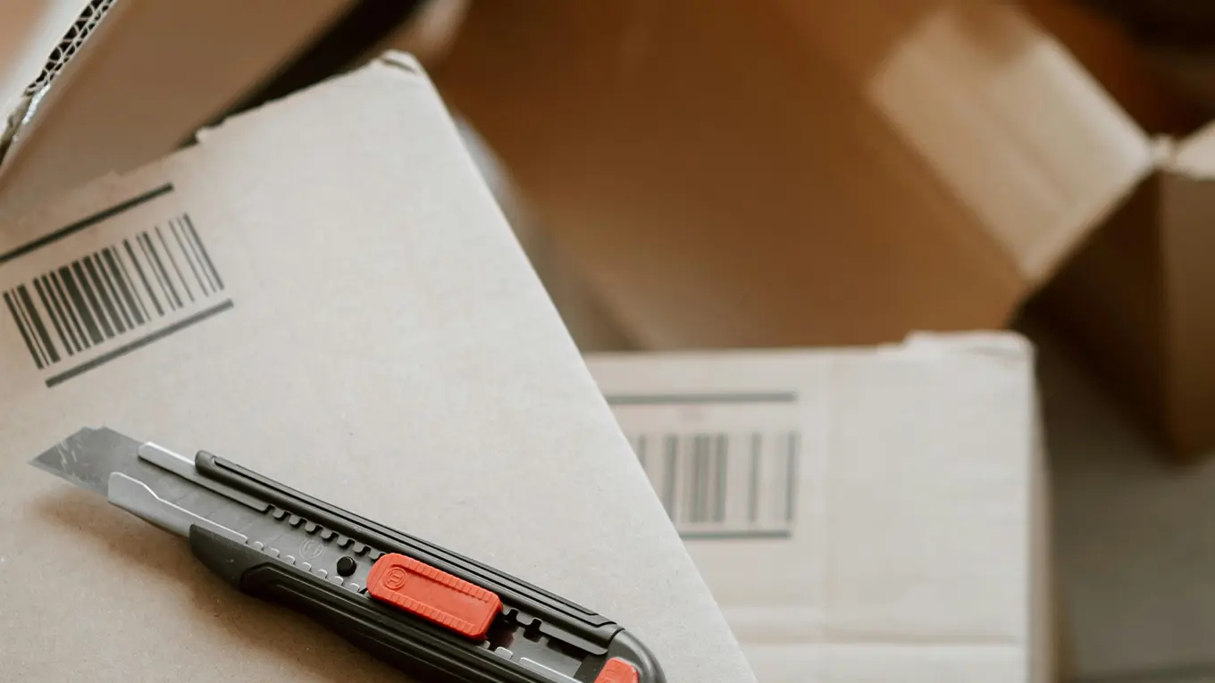 Cutter auf einem haufen pakete