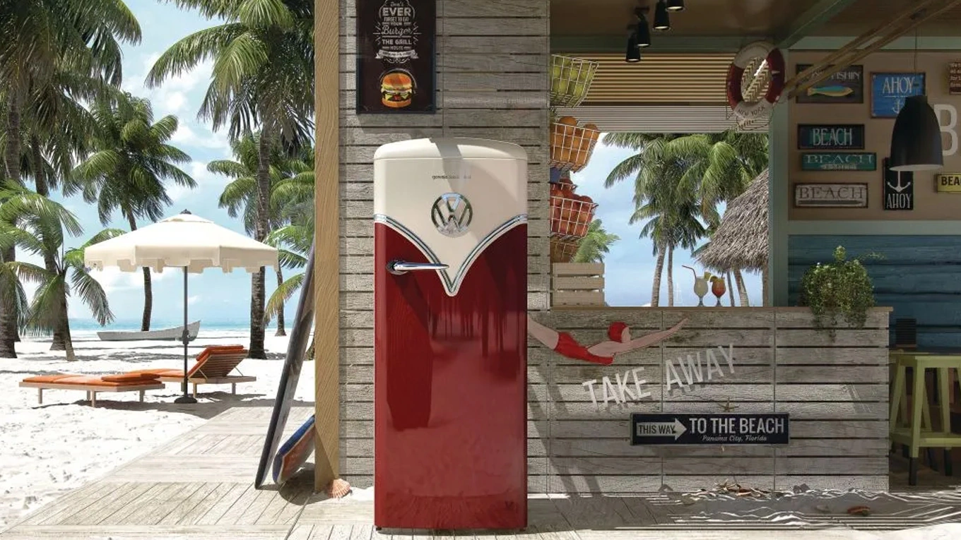 Gorenje VW Bulli Kühlschrank in Rot vor einer Strandbar