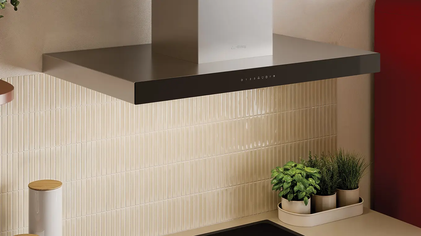 Smeg Musa Dunstabzugshaube überm Kochfeld