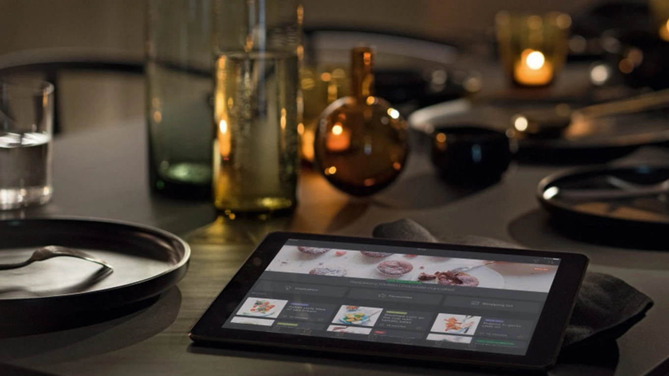 miele at home smarte küchengeräte tablet mit miele app auf dem display auf einer arbeitsplatte in der küche