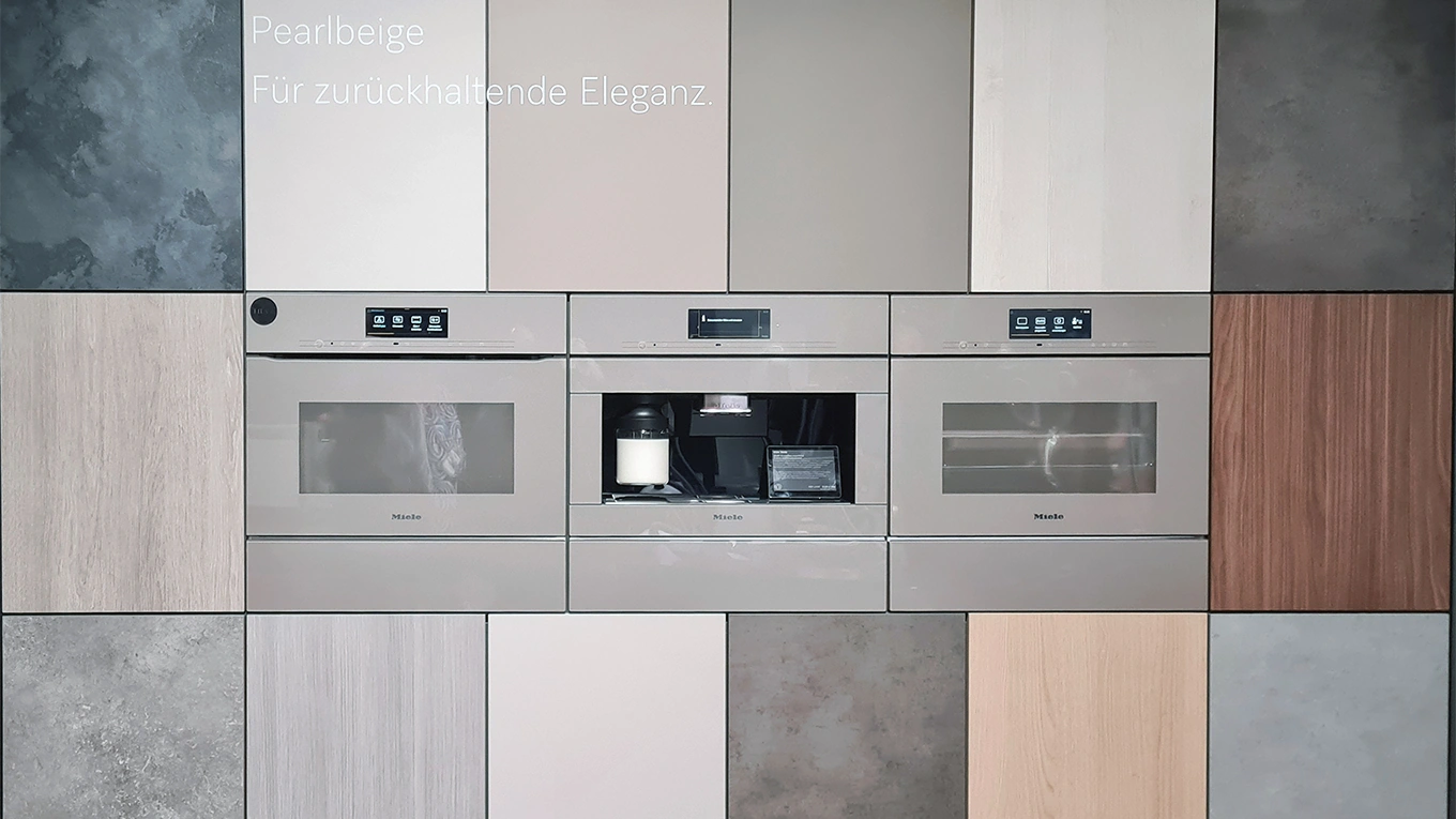 Miele Pearlbeige Miele pearlbeige einbaugeräte in einer einbaunische mit vielen verschiedenen miele farben und oberflächen
