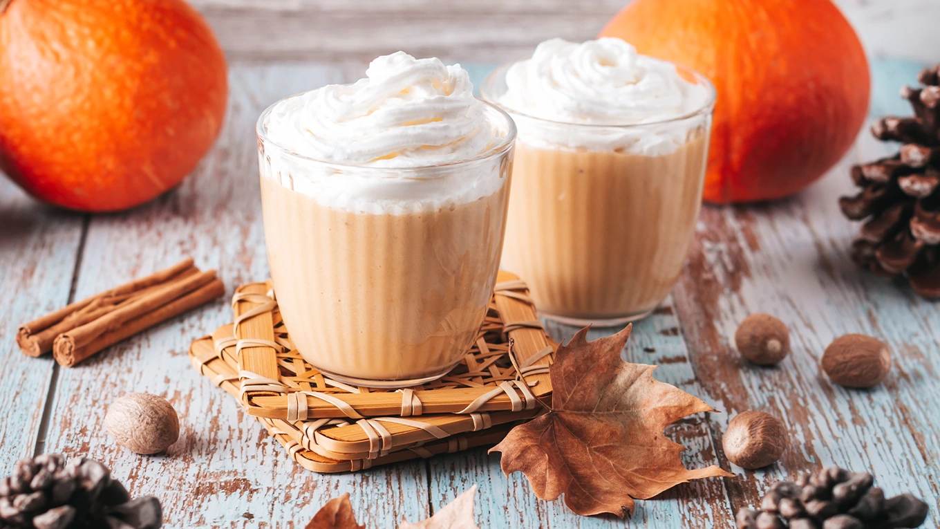 Pumpkin spiced latte Pumpkin spiced latte in zwei gläsern neben natürlicher herbstdeko