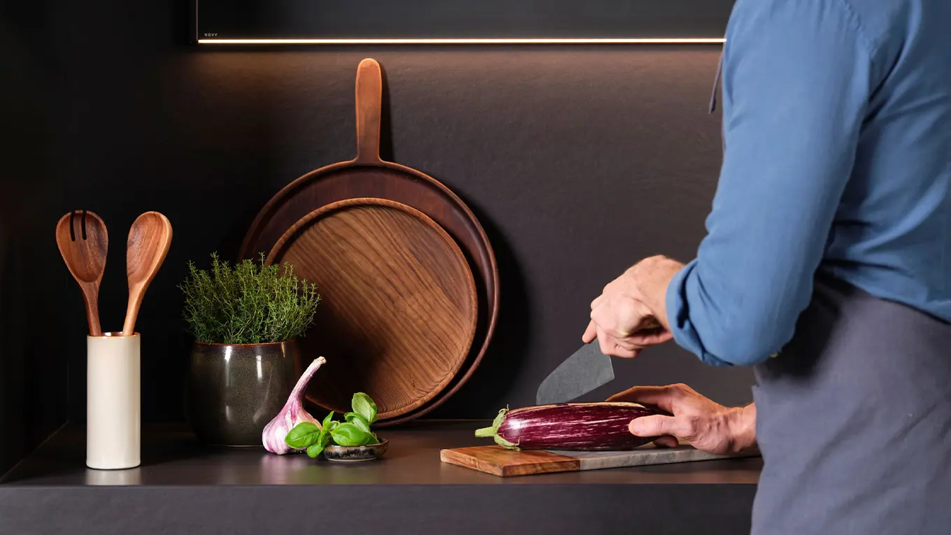 aubergine wird auf einem holzbrett klein geschnitten