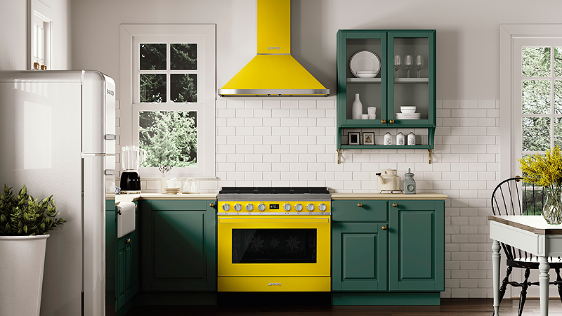 gelber standherd mit gelber dunstabzugshaube aus der smeg portofino serie in einer grünen landhaus küche