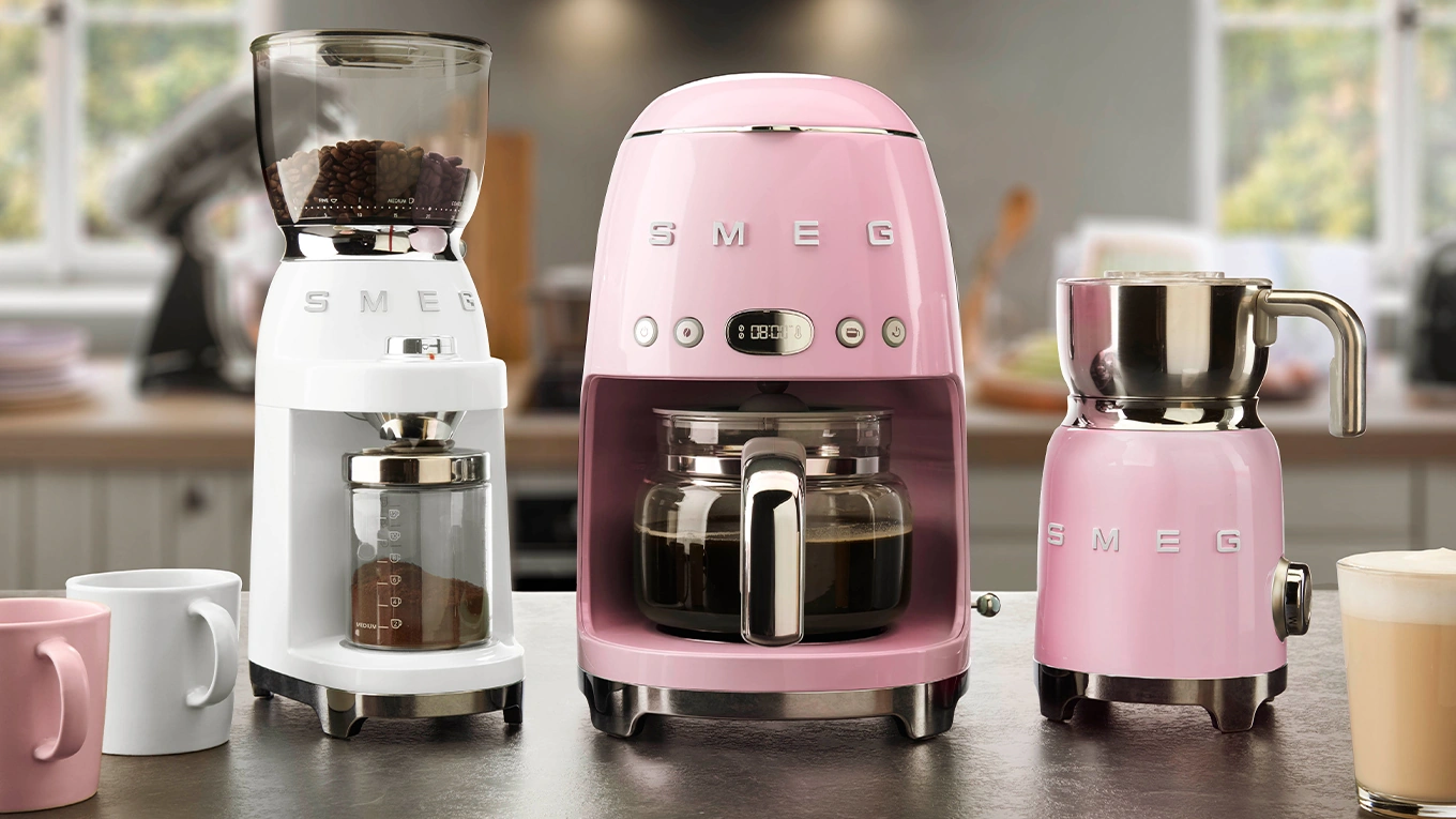 smeg kaffee zubehör smeg milchaufschäumer in rosa neben filterkaffee maschine und kaffeemühle