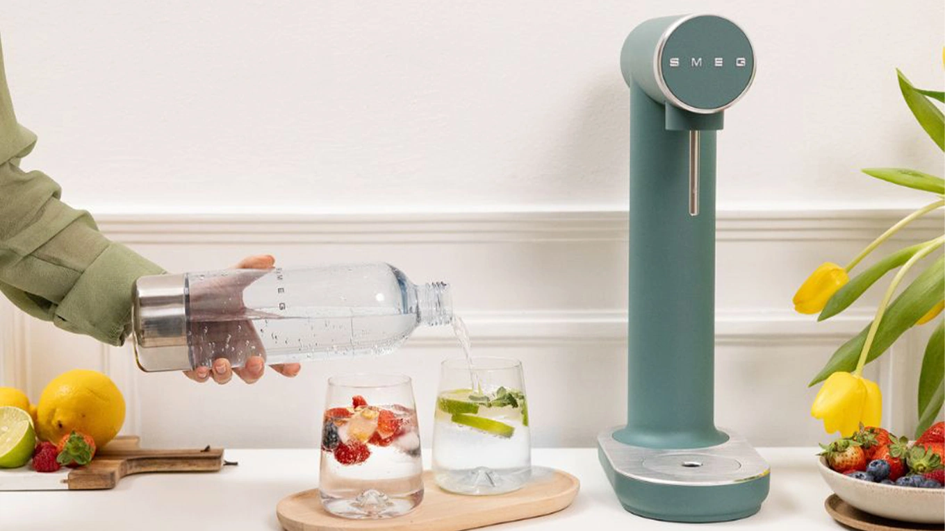 Smeg Sprudler in emerald green macht sprudelndes wasser auf knopfdruck