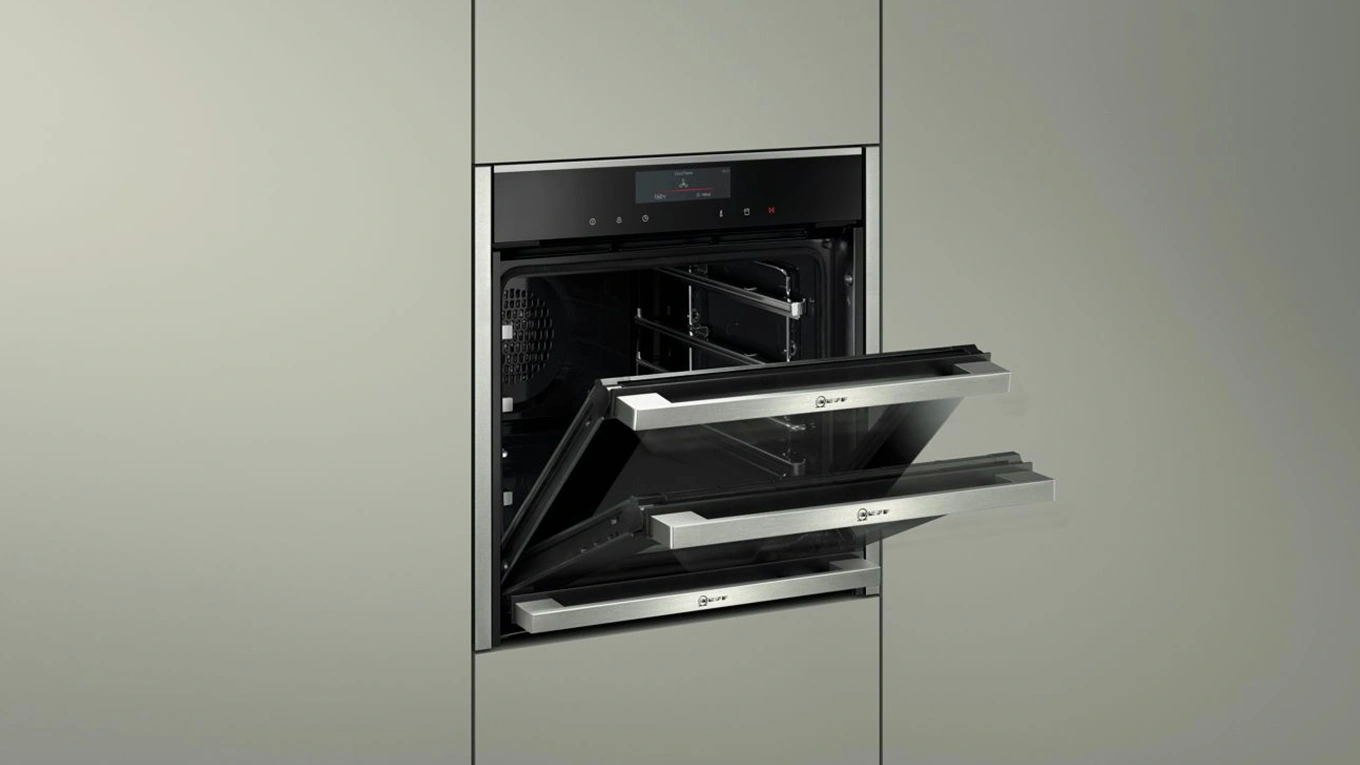 Neff Slide & Hide slide and hide backofentür beim neff collection backofen in verschiedenen positionen