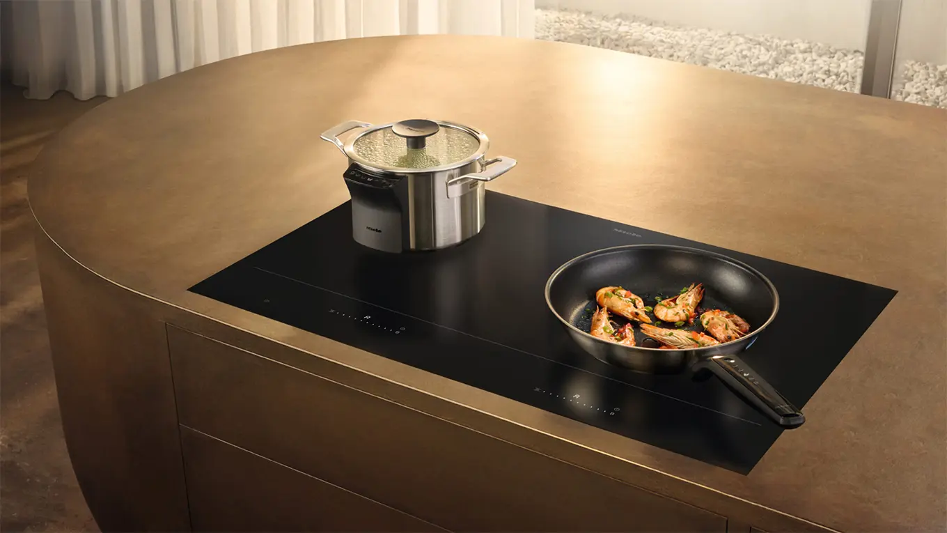 sonne strahlt auf ein miele km 8685 fl mattfinish kochfeld mit induktion