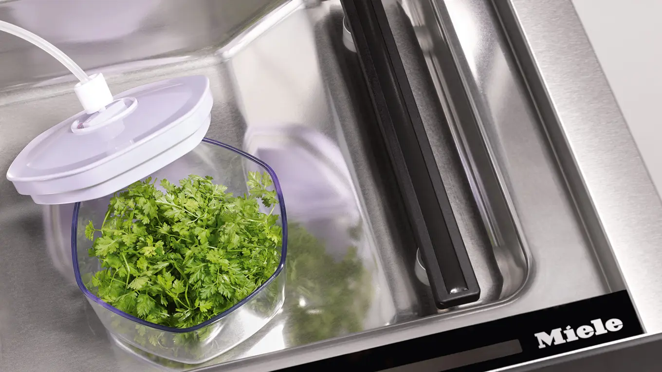 vakuumbehälter mit kräutern in einer miele vakuumierschublade