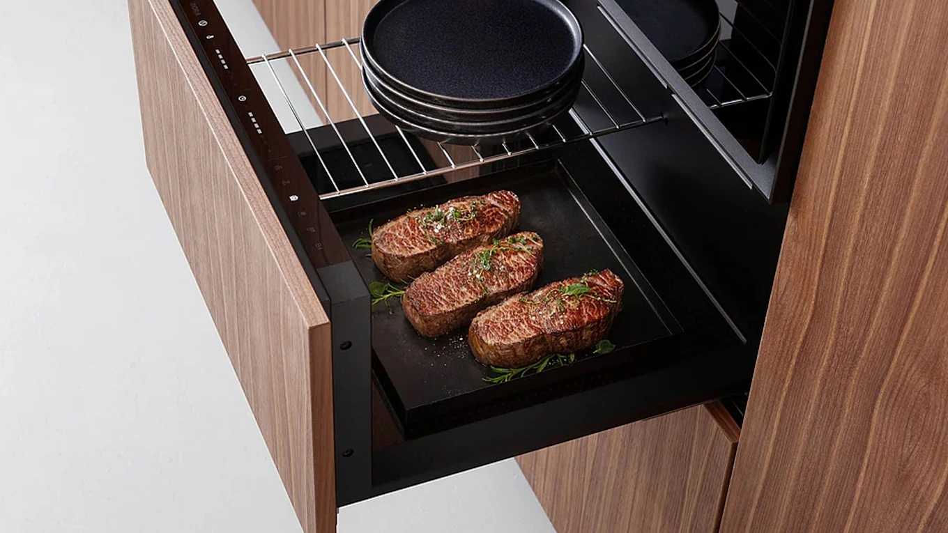 BORA Wärmeschublade in 290 mm bora wärmeschublade  in 290mm mit zwei ebenen, teller oben auf einem rost und fleisch unten
