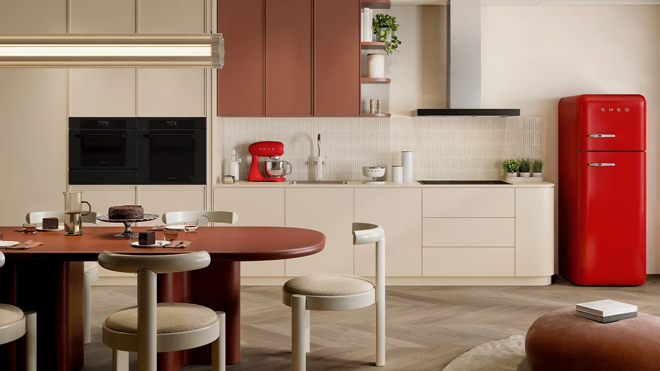 Moderne Küche mit runden Formen und Smeg Geräten in Rot