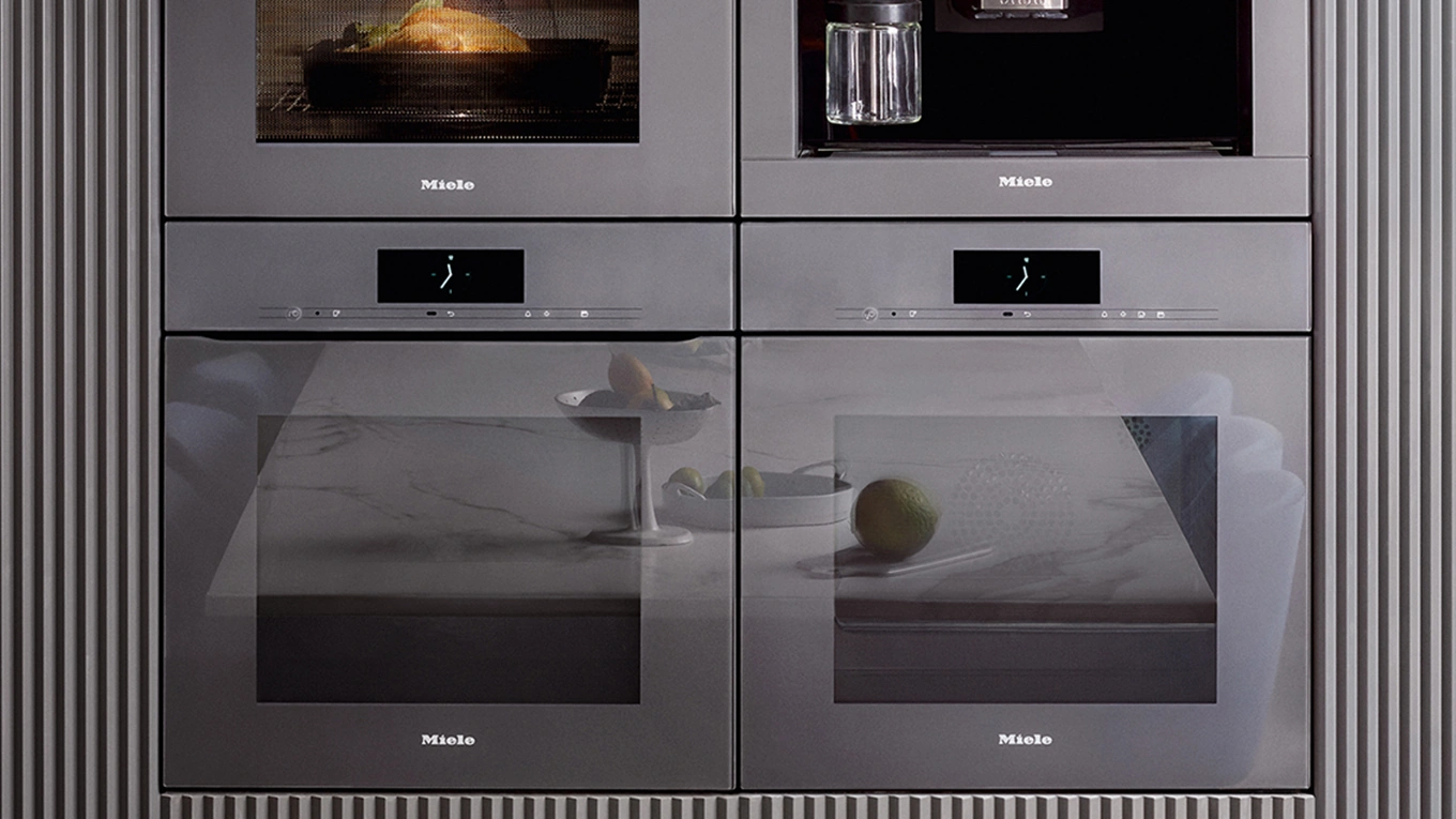 Miele generation 7000 einbaugeräte artline silber Vier Miele generation 7000 einbaugeräte aus der serie artline in silber übereinander in einer grauen küchenfront