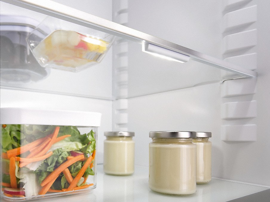 Gemüse in einer Box und Einmachgläser in einem miele kühlschrank mit flexilight