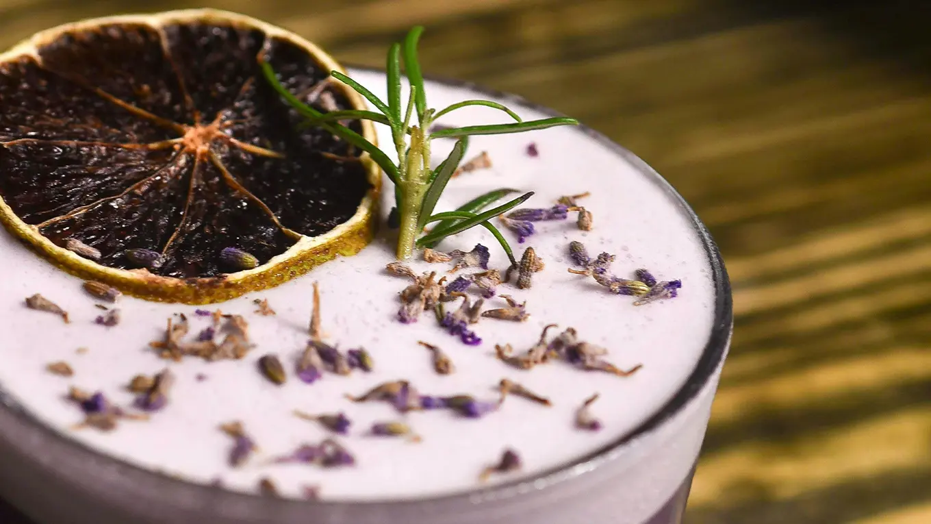 Lavendel Gin Sour Cocktail mit Schaum als Detail und lavendelblüten als Garnierung