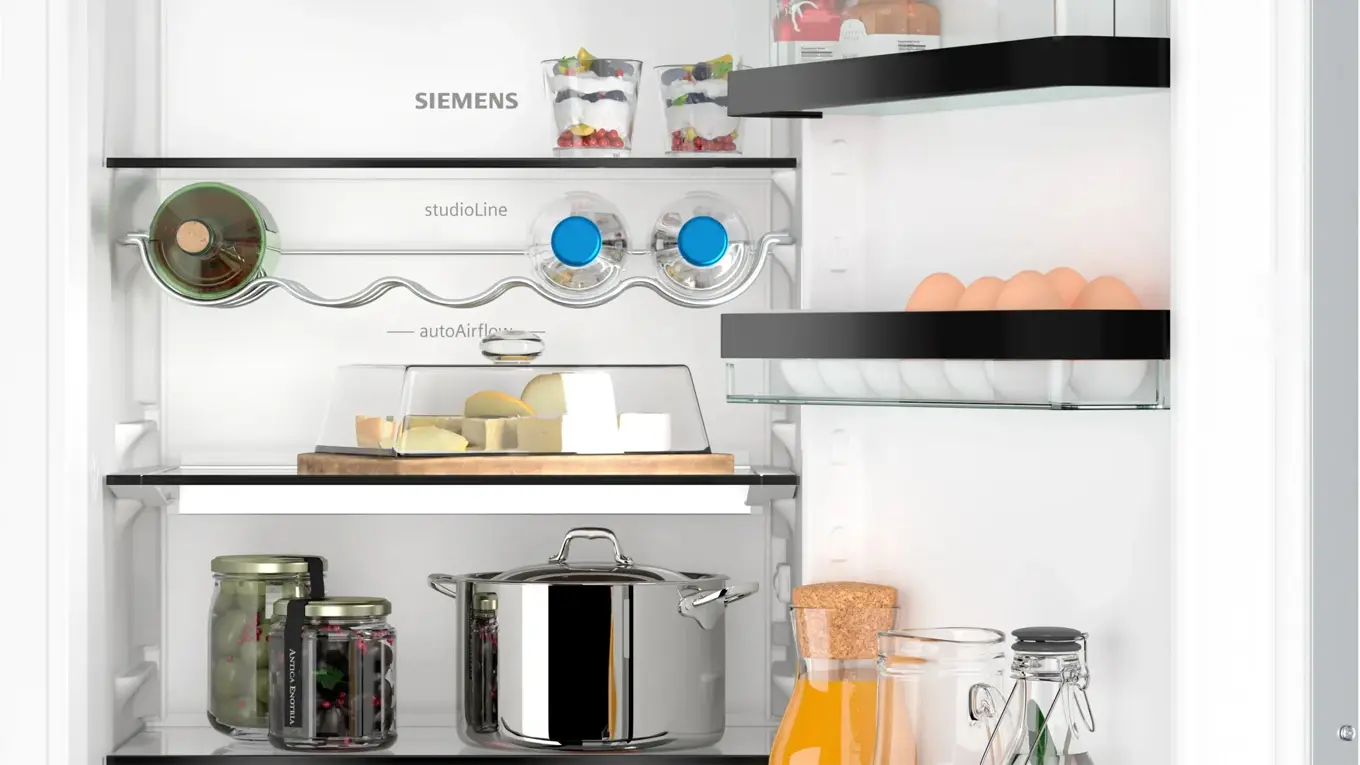 Built-in fridge-freezer B