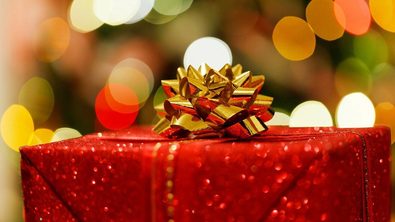 hübsch verpacktes weihnachtsgeschenk in rot mit gold
